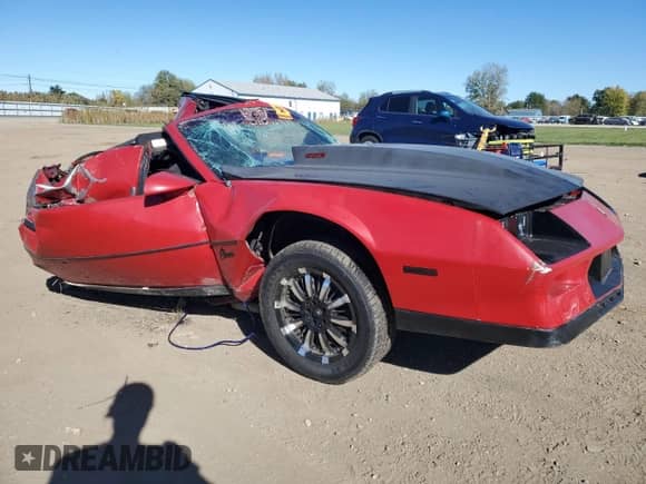 1982 Chevrolet Camaro z VIN 1G1AP8773CN136480, wystawiony jako Copart lot #86254085 z przebiegiem 113 416 mil mil oraz Szkoda całkowita • Salvage title. Historia ofert i sprzedaży dostępna na DreamBid. Obrazek 4.
