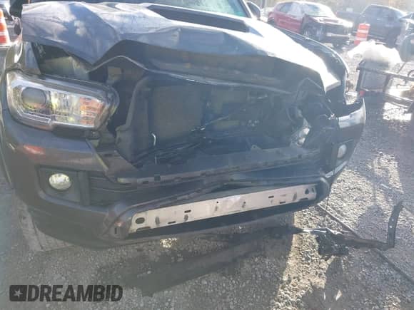2017 Toyota Tacoma SR5 z VIN 3TMCZ5AN6HM071965, wystawiony jako IAAI lot #43423848 z przebiegiem 189 621 mil mil oraz . Historia ofert i sprzedaży dostępna na DreamBid. Obrazek 6.