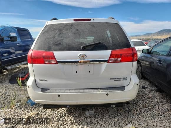 2004 Toyota Sienna XLE z VIN 5TDBA22CX4S001118, wystawiony jako Copart lot #65920175 z przebiegiem 251 232 mil mil oraz Szkoda całkowita • Salvage title. Historia ofert i sprzedaży dostępna na DreamBid. Obrazek 6.