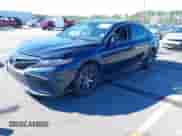 2021 Toyota Camry SE z VIN 4T1T11AK2MU599364, wystawiony jako IAAI lot #43469563 z przebiegiem 69 703 mil mil oraz . Historia ofert i sprzedaży dostępna na DreamBid. Obrazek 2.