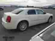 2008 Chrysler 300 C Hemi z VIN 2C3LA63H78H165909, wystawiony jako Copart lot #67643935 z przebiegiem 110 404 mil mil oraz Czysty tytuł • Clean title. Historia ofert i sprzedaży dostępna na DreamBid. Obrazek 3.