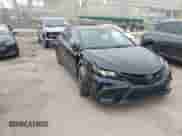 2021 Toyota Camry SE z VIN 4T1G11AK3MU535111, wystawiony jako IAAI lot #42442770 z przebiegiem 97 399 mil mil oraz . Historia ofert i sprzedaży dostępna na DreamBid. Obrazek 1.