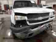 2003 Chevrolet Silverado 2500HD LT z VIN 1GCHK29U13E213464, wystawiony jako IAAI lot #43189461 z przebiegiem 132 546 mil mil oraz . Historia ofert i sprzedaży dostępna na DreamBid. Obrazek 18.