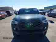 2021 Toyota Tacoma SR5 z VIN 3TMDZ5BN8MM114649, wystawiony jako IAAI lot #43493615 z przebiegiem 63 288 mil mil oraz . Historia ofert i sprzedaży dostępna na DreamBid. Obrazek 13.