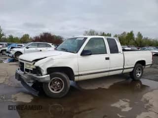 1997 GMC Sierra 1500 z VIN 2GTEC19R8V1523041, wystawiony jako Copart lot #52215125 z przebiegiem 207 461 mil mil oraz Szkoda całkowita • Salvage title. Historia ofert i sprzedaży dostępna na DreamBid. Obrazek 1.