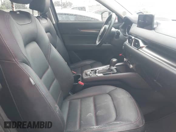 2023 Mazda CX-5 S Carbon Edition z VIN JM3KFBCM7P0104374, wystawiony jako IAAI lot #42329421 z przebiegiem 27 575 mil mil oraz . Historia ofert i sprzedaży dostępna na DreamBid. Obrazek 5.