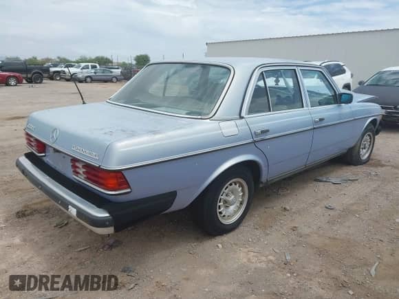 1984 Mercedes-Benz 300 D z VIN WDBAB33A6EA087424, wystawiony jako IAAI lot #42839094 z przebiegiem 337 884 mil mil oraz . Historia ofert i sprzedaży dostępna na DreamBid. Obrazek 4.