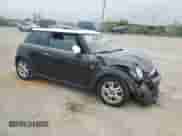 2013 MINI Hardtop с VIN WMWSU3C58DT685551, выставлен на аукционе Copart как лот 56548975 с пробегом Не указан миль и Списание • Salvage title. История ставок и продаж доступна на DreamBid. Изображение 4.