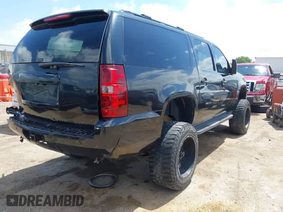 2010 Chevrolet Suburban LT z VIN 1GNUCJE08AR133987, wystawiony jako IAAI lot #42413997 z przebiegiem 268 401 mil mil oraz . Historia ofert i sprzedaży dostępna na DreamBid. Obrazek 4.