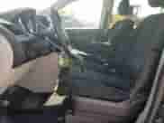2015 Dodge Grand Caravan American Value z VIN 2C4RDGBG9FR557194, wystawiony jako Copart lot #70134005 z przebiegiem 116 920 mil mil oraz Szkoda całkowita • Salvage title. Historia ofert i sprzedaży dostępna na DreamBid. Obrazek 7.