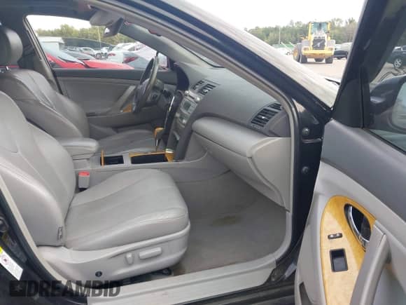 2007 Toyota Camry LE z VIN 4T1BK46K87U524465, wystawiony jako IAAI lot #43341776 z przebiegiem 282 056 mil mil oraz . Historia ofert i sprzedaży dostępna na DreamBid. Obrazek 5.