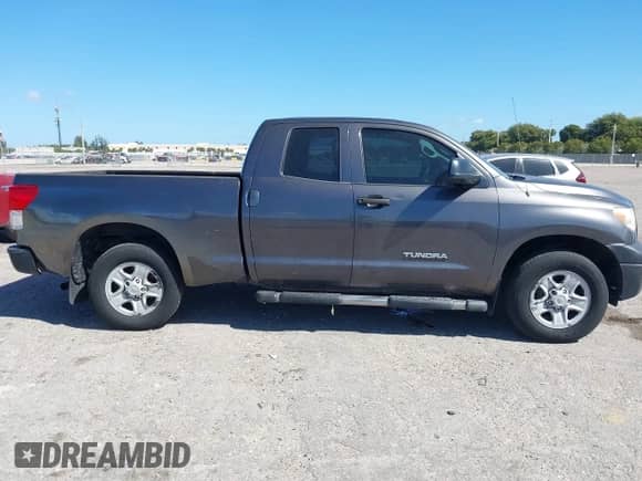 2012 Toyota Tundra z VIN 5TFRU5F19CX026861, wystawiony jako IAAI lot #41827542 z przebiegiem 135 428 mil mil oraz . Historia ofert i sprzedaży dostępna na DreamBid. Obrazek 13.