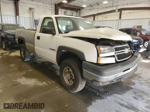 2006 Chevrolet Silverado 2500HD LS с VIN 1GCHC24U26E189877, выставлен на аукционе Copart как лот 67852755 с пробегом Не указан миль и На запчасти • Non repairable. История ставок и продаж доступна на DreamBid. Изображение 4.
