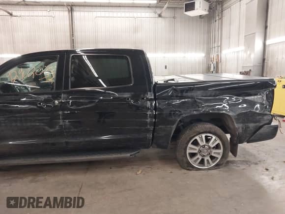 2017 Toyota Tundra Platinum с VIN 5TFAY5F12HX655824, выставлен на аукционе IAAI как лот 42902032 с пробегом 116 161 миль миль и . История ставок и продаж доступна на DreamBid. Изображение 18.