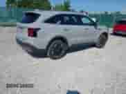2025 Kia Sorento S z VIN 5XYRLDJC2SG350869, wystawiony jako IAAI lot #42370826 z przebiegiem 5 773 mil mil oraz . Historia ofert i sprzedaży dostępna na DreamBid. Obrazek 4.