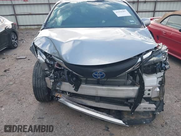 2025 Toyota Sienna LE with VIN 5TDKRKEC7SS260697, listed as a IAAI auction lot 42958407 with 5,707 mi miles and . Bid and sale history available at DreamBid. Image 6.