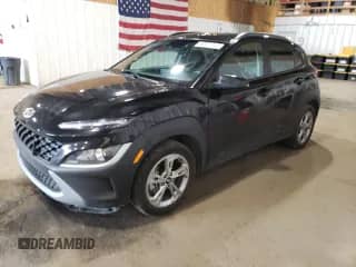 2023 Hyundai Kona SEL z VIN KM8K6CAB0PU966288, wystawiony jako Copart lot #68967215 z przebiegiem 54 287 mil mil oraz Szkoda całkowita • Salvage title. Historia ofert i sprzedaży dostępna na DreamBid. Obrazek 1.