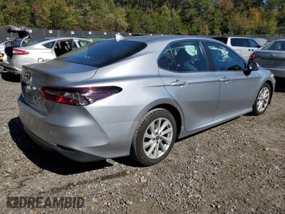 2023 Toyota Camry LE z VIN 4T1C11AK3PU797987, wystawiony jako Copart lot #87260595 z przebiegiem 28 172 mil mil oraz Szkoda całkowita • Salvage title. Historia ofert i sprzedaży dostępna na DreamBid. Obrazek 3.