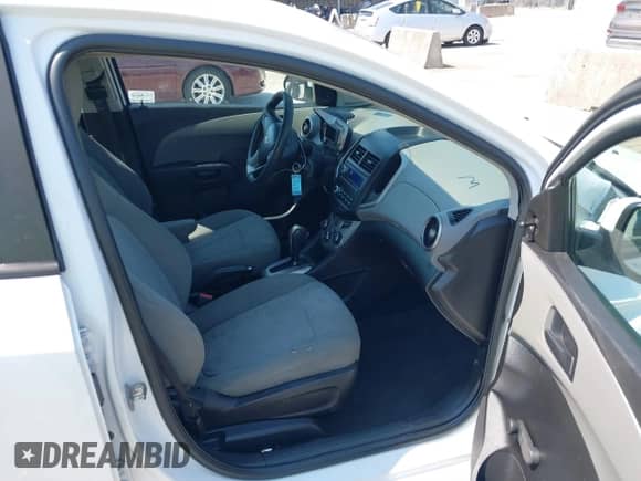 2016 Chevrolet Sonic LS с VIN 1G1JA6SH1G4112485, выставлен на аукционе IAAI как лот 40074350 с пробегом 139 496 миль миль и . История ставок и продаж доступна на DreamBid. Изображение 5.