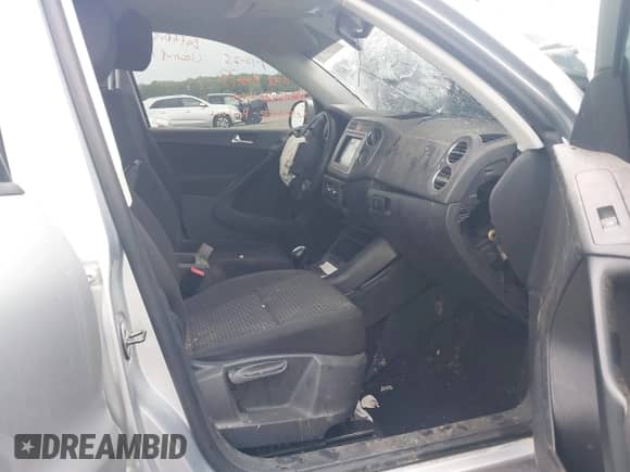 2011 Volkswagen Tiguan S с VIN WVGAV7AX6BW512657, выставлен на аукционе IAAI как лот 43235724 с пробегом Не указан миль и . История ставок и продаж доступна на DreamBid. Изображение 5.