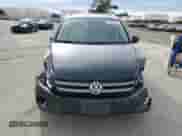 2013 Volkswagen Tiguan SE z VIN WVGAV3AX8DW059220, wystawiony jako Copart lot #49921455 z przebiegiem 138 666 mil mil oraz Szkoda całkowita • Salvage title. Historia ofert i sprzedaży dostępna na DreamBid. Obrazek 5.