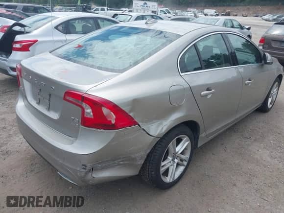 2015 Volvo S60 T5 Premier с VIN YV1612TB9F1302898, выставлен на аукционе IAAI как лот 42616685 с пробегом 34 446 миль миль и . История ставок и продаж доступна на DreamBid. Изображение 4.
