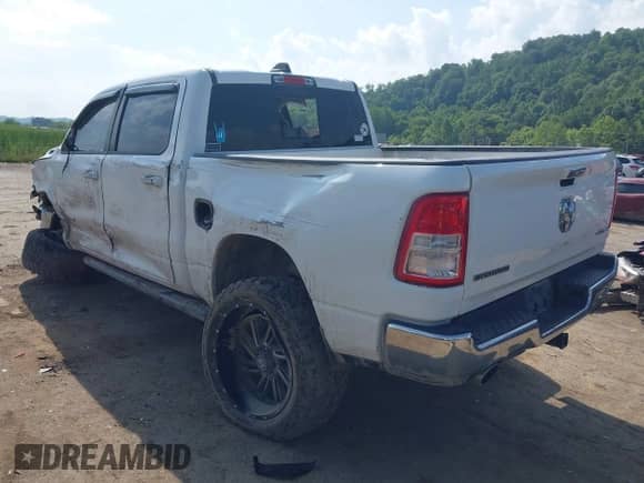 2020 Ram 1500 Big Horn z VIN 1C6SRFFT6LN335250, wystawiony jako IAAI lot #42563747 z przebiegiem 76 089 mil mil oraz . Historia ofert i sprzedaży dostępna na DreamBid. Obrazek 3.