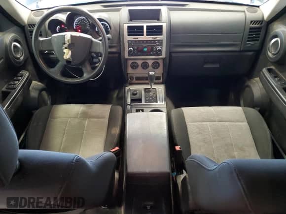 2008 Dodge Nitro SXT z VIN 1D8GU28K78W239141, wystawiony jako Copart lot #67061265 z przebiegiem 196 891 mil mil oraz Nie do naprawy • Non repairable. Historia ofert i sprzedaży dostępna na DreamBid. Obrazek 8.