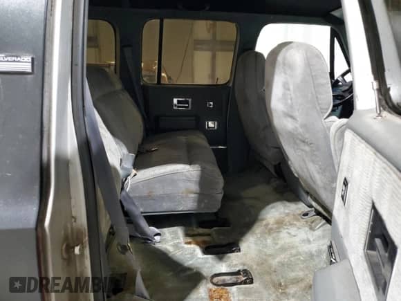 1990 Chevrolet Suburban z VIN 1GNGV26K0LF136318, wystawiony jako Copart lot #87379974 z przebiegiem 99 730 mil mil oraz Czysty tytuł • Clean title. Historia ofert i sprzedaży dostępna na DreamBid. Obrazek 10.