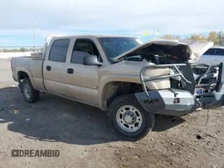 2005 Chevrolet Silverado 1500HD LS с VIN 1GCGK13U75F937557, выставлен на аукционе IAAI как лот 40634385 с пробегом 187 292 миль миль и . История ставок и продаж доступна на DreamBid. Изображение 1.