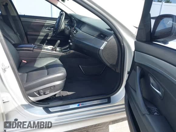 2013 BMW 5 Series 528i с VIN WBAXG5C55DDY33030, выставлен на аукционе IAAI как лот 43329764 с пробегом 181 763 миль миль и . История ставок и продаж доступна на DreamBid. Изображение 5.