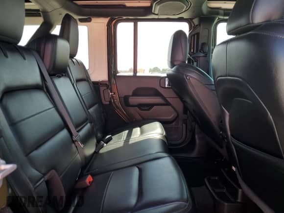 2021 Jeep Wrangler Unlimited Sahara Altitude z VIN 1C4HJXEM9MW596278, wystawiony jako Copart lot #61005625 z przebiegiem 47 033 mil mil oraz Szkoda całkowita • Salvage title. Historia ofert i sprzedaży dostępna na DreamBid. Obrazek 11.