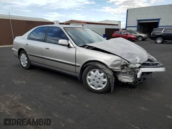 1996 Honda Accord LX z VIN 1HGCD5631TA046176, wystawiony jako Copart lot #69990845 z przebiegiem 133 087 mil mil oraz Szkoda całkowita • Salvage title. Historia ofert i sprzedaży dostępna na DreamBid. Obrazek 4.