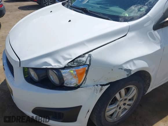 2016 Chevrolet Sonic LT z VIN 1G1JC5SH1G4103869, wystawiony jako IAAI lot #42971155 z przebiegiem 139 107 mil mil oraz . Historia ofert i sprzedaży dostępna na DreamBid. Obrazek 6.