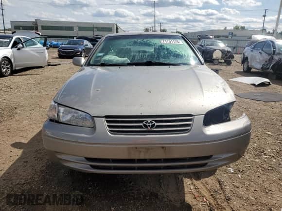1999 Toyota Camry LE z VIN 4T1BG22K3XU439299, wystawiony jako Copart lot #71701175 z przebiegiem 86 769 mil mil oraz Szkoda całkowita • Salvage title. Historia ofert i sprzedaży dostępna na DreamBid. Obrazek 5.
