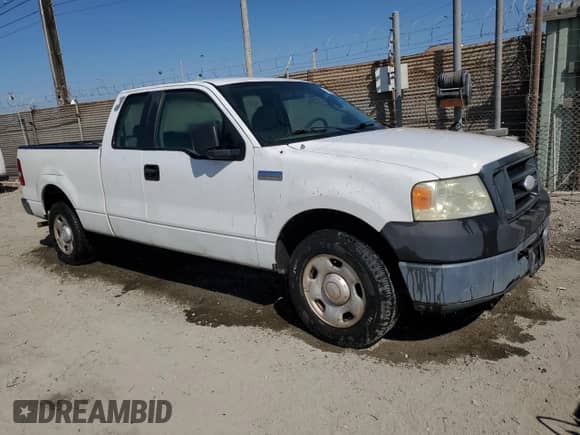2006 Ford F-150 STX z VIN 1FTRX12W66KD23458, wystawiony jako Copart lot #85580675 z przebiegiem 131 186 mil mil oraz Czysty tytuł • Clean title. Historia ofert i sprzedaży dostępna na DreamBid. Obrazek 4.