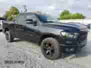 2023 Ram 1500 Big Horn z VIN 1C6RREBG1PN608585, wystawiony jako Copart lot #70841735 z przebiegiem 16 638 mil mil oraz Czysty tytuł • Clean title. Historia ofert i sprzedaży dostępna na DreamBid. Obrazek 4.