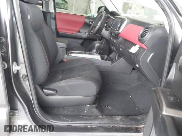 2023 Toyota Tacoma SR5 z VIN 3TMAZ5CN4PM206492, wystawiony jako IAAI lot #43245492 z przebiegiem 38 089 mil mil oraz . Historia ofert i sprzedaży dostępna na DreamBid. Obrazek 5.