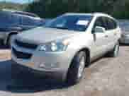 2012 Chevrolet Traverse 1LT z VIN 1GNKRGED4CJ174369, wystawiony jako IAAI lot #43201113 z przebiegiem 225 587 mil mil oraz . Historia ofert i sprzedaży dostępna na DreamBid. Obrazek 2.