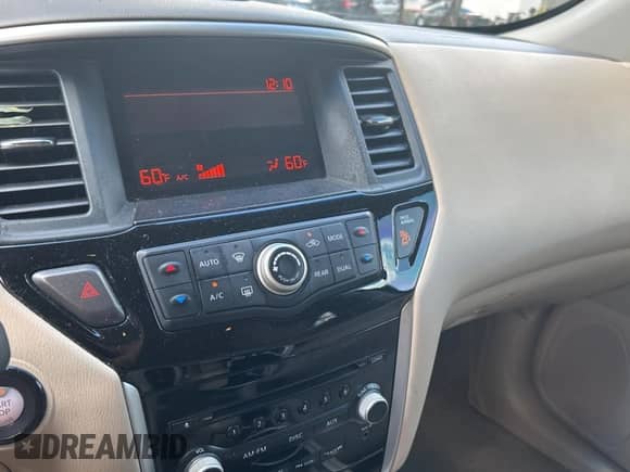 2014 Nissan Pathfinder S z VIN 5N1AR2MN4EC638359, wystawiony jako Copart lot #81309195 z przebiegiem 152 675 mil mil oraz Czysty tytuł • Clean title. Historia ofert i sprzedaży dostępna na DreamBid. Obrazek 12.