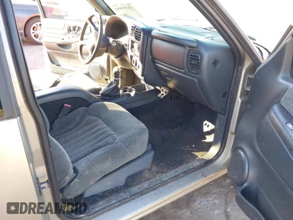 2002 Chevrolet Blazer LS с VIN 1GNCS18W12K145228, выставлен на аукционе IAAI как лот 41653692 с пробегом 213 764 миль миль и . История ставок и продаж доступна на DreamBid. Изображение 5.