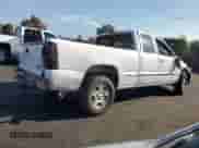 2001 GMC Sierra 1500 SLE z VIN 1GTEK19T01E196643, wystawiony jako Copart lot #81847955 z przebiegiem 304 607 mil mil oraz Szkoda całkowita • Salvage title. Historia ofert i sprzedaży dostępna na DreamBid. Obrazek 3.