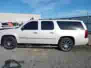 2010 Chevrolet Suburban LTZ z VIN 1GNUCKE00AR176516, wystawiony jako IAAI lot #42326903 z przebiegiem 189 777 mil mil oraz . Historia ofert i sprzedaży dostępna na DreamBid. Obrazek 15.