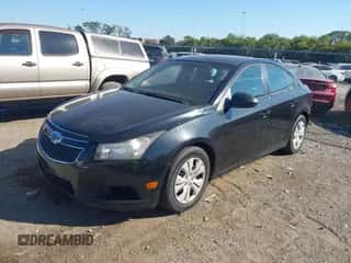 2013 Chevrolet Cruze LS z VIN 1G1PA5SH7D7181258, wystawiony jako IAAI lot #43444590 z przebiegiem 240 428 mil mil oraz . Historia ofert i sprzedaży dostępna na DreamBid. Obrazek 2.