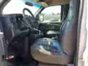 2008 Chevrolet Express Cargo z VIN 1GCGG25C581202010, wystawiony jako Copart lot #61499705 z przebiegiem 316 849 mil mil oraz Czysty tytuł • Clean title. Historia ofert i sprzedaży dostępna na DreamBid. Obrazek 7.