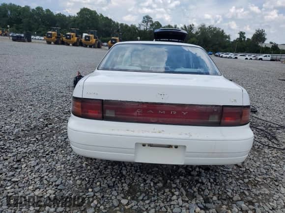 1993 Toyota Camry LE z VIN JT2SK12E6P0100267, wystawiony jako Copart lot #64142305 z przebiegiem 292 298 mil mil oraz Szkoda całkowita • Salvage title. Historia ofert i sprzedaży dostępna na DreamBid. Obrazek 6.
