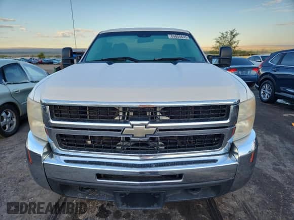2008 Chevrolet Silverado 2500HD Work Truck z VIN 1GCHK24KX8E184219, wystawiony jako Copart lot #84604635 z przebiegiem 175 981 mil mil oraz Szkoda całkowita • Salvage title. Historia ofert i sprzedaży dostępna na DreamBid. Obrazek 5.