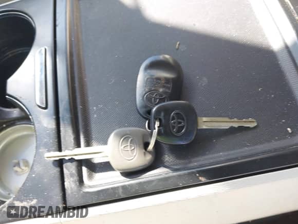 2014 Toyota Sienna LE z VIN 5TDJK3DC9ES092945, wystawiony jako IAAI lot #43472669 z przebiegiem 229 682 mil mil oraz . Historia ofert i sprzedaży dostępna na DreamBid. Obrazek 11.