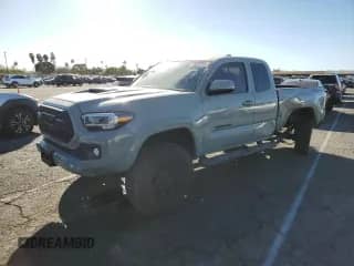 2022 Toyota Tacoma SR z VIN 3TYRZ5CN1NT019439, wystawiony jako Copart lot #88714045 z przebiegiem 14 874 mil mil oraz Czysty tytuł • Clean title. Historia ofert i sprzedaży dostępna na DreamBid. Obrazek 1.