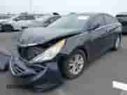 2013 Hyundai Sonata GLS z VIN 5NPEB4AC5DH749725, wystawiony jako IAAI lot #43330217 z przebiegiem 98 835 mil mil oraz . Historia ofert i sprzedaży dostępna na DreamBid. Obrazek 2.